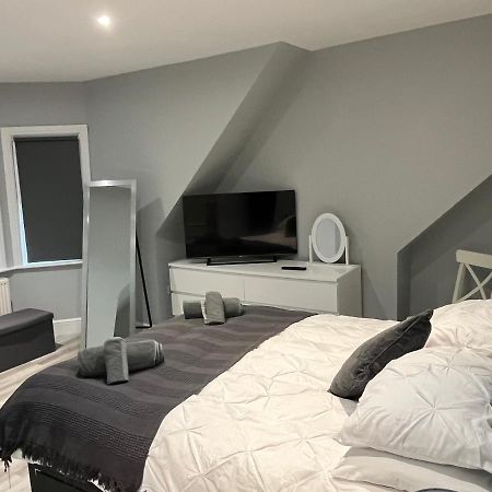 Entire Spacious 4 Bedroom Apartment In בורנמות' מראה חיצוני תמונה