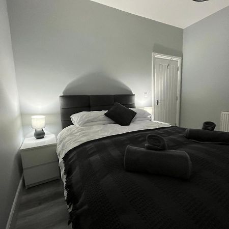 Entire Spacious 4 Bedroom Apartment In בורנמות' מראה חיצוני תמונה