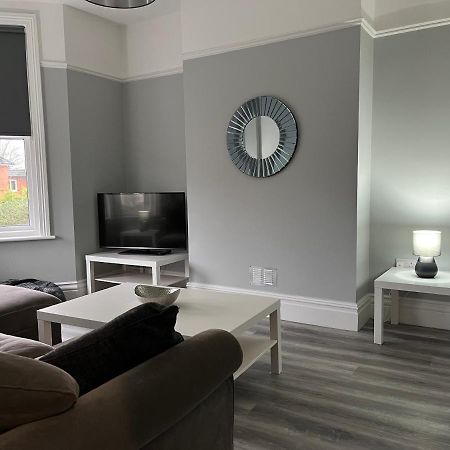 Entire Spacious 4 Bedroom Apartment In בורנמות' מראה חיצוני תמונה