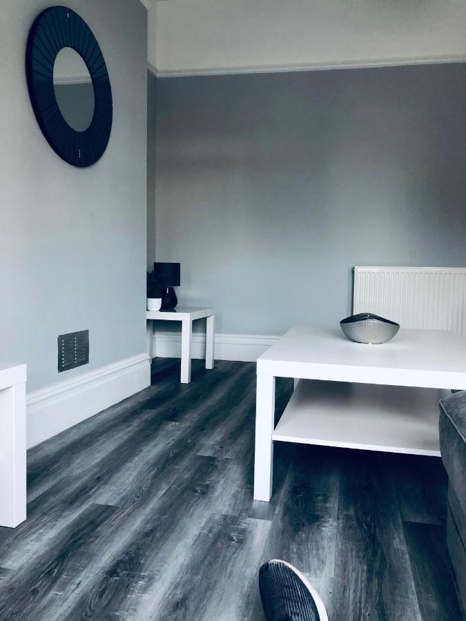Entire Spacious 4 Bedroom Apartment In בורנמות' מראה חיצוני תמונה