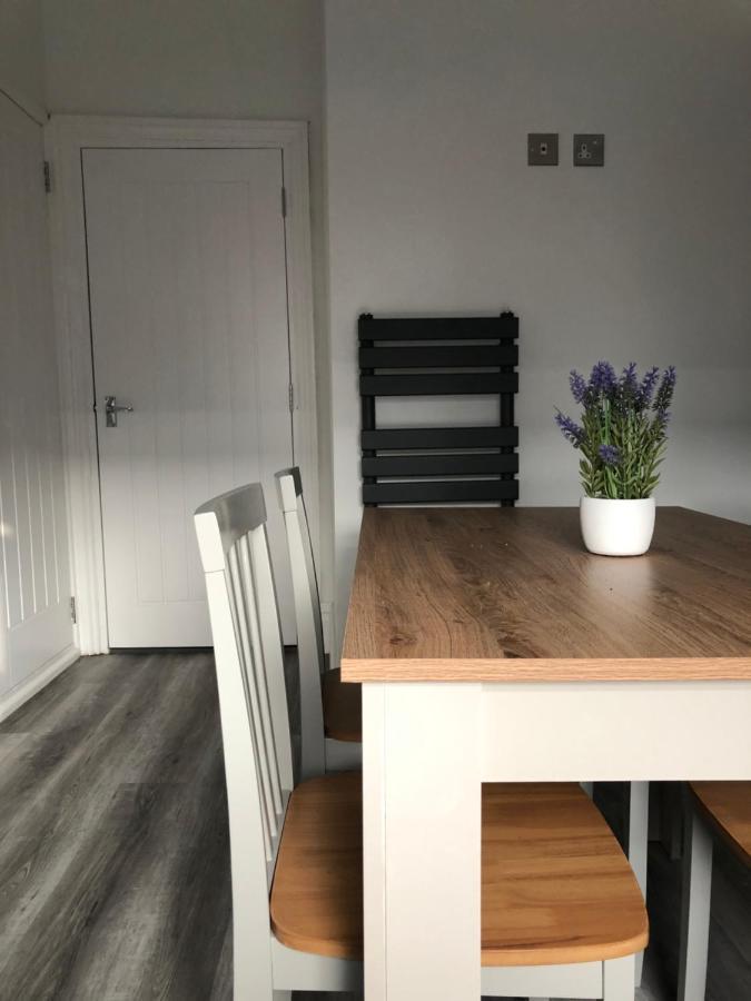 Entire Spacious 4 Bedroom Apartment In בורנמות' מראה חיצוני תמונה