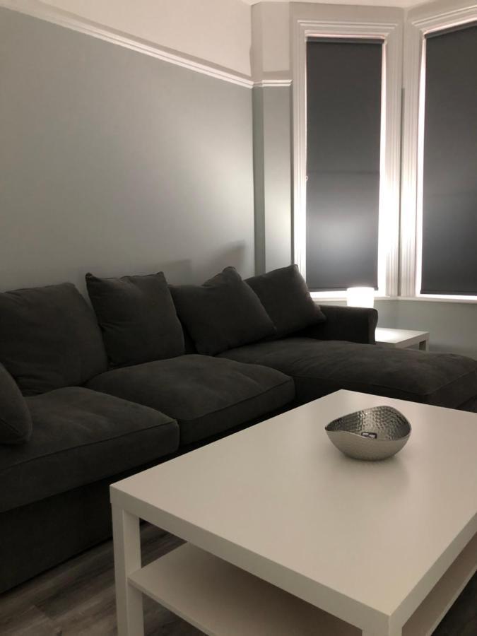 Entire Spacious 4 Bedroom Apartment In בורנמות' מראה חיצוני תמונה