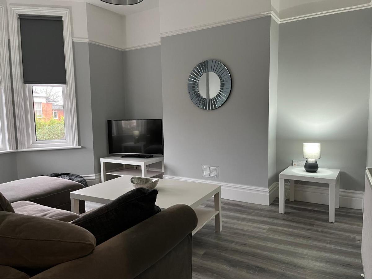 Entire Spacious 4 Bedroom Apartment In בורנמות' מראה חיצוני תמונה