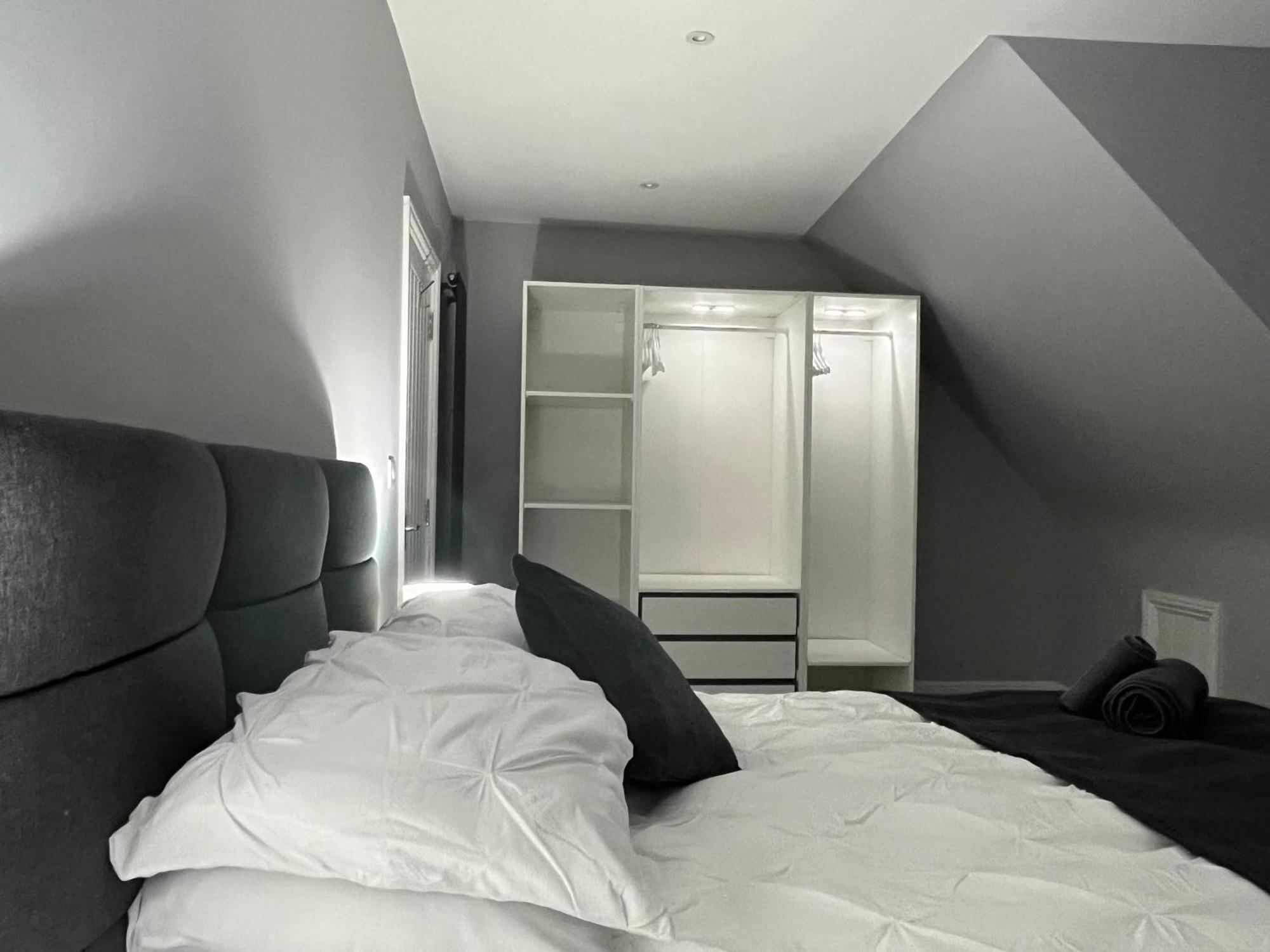 Entire Spacious 4 Bedroom Apartment In בורנמות' מראה חיצוני תמונה